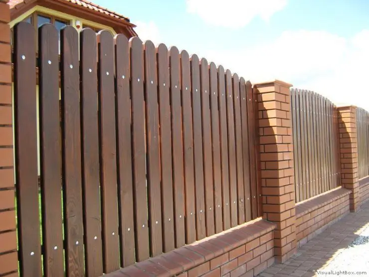 Забор с кирпичными столбами — установка под ключ в Туле